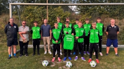 U16 erhält neue Trainingsanzüge